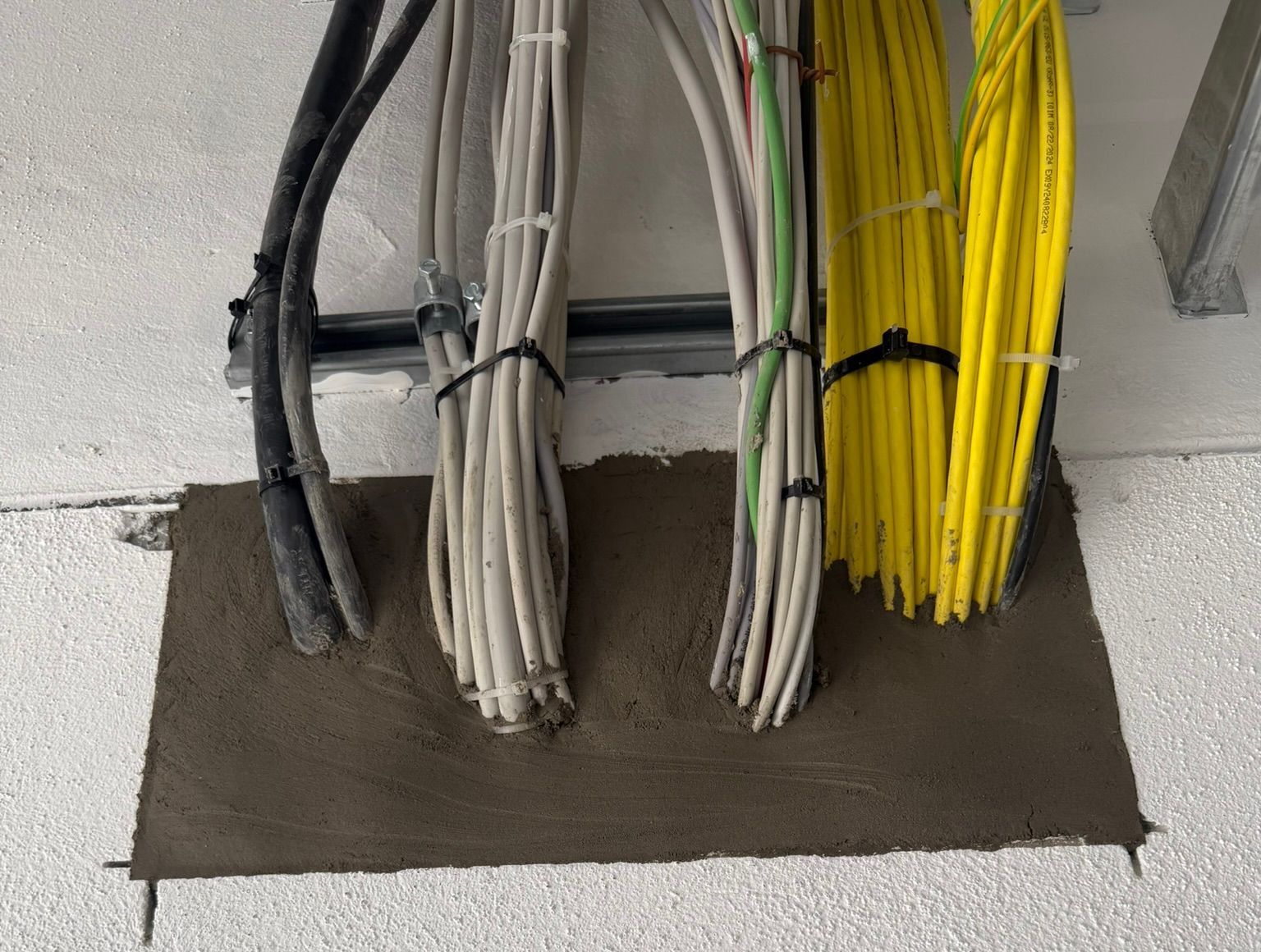 Kabelabschottung mehrerer Kabelbündel mit Brandschutzmörtel