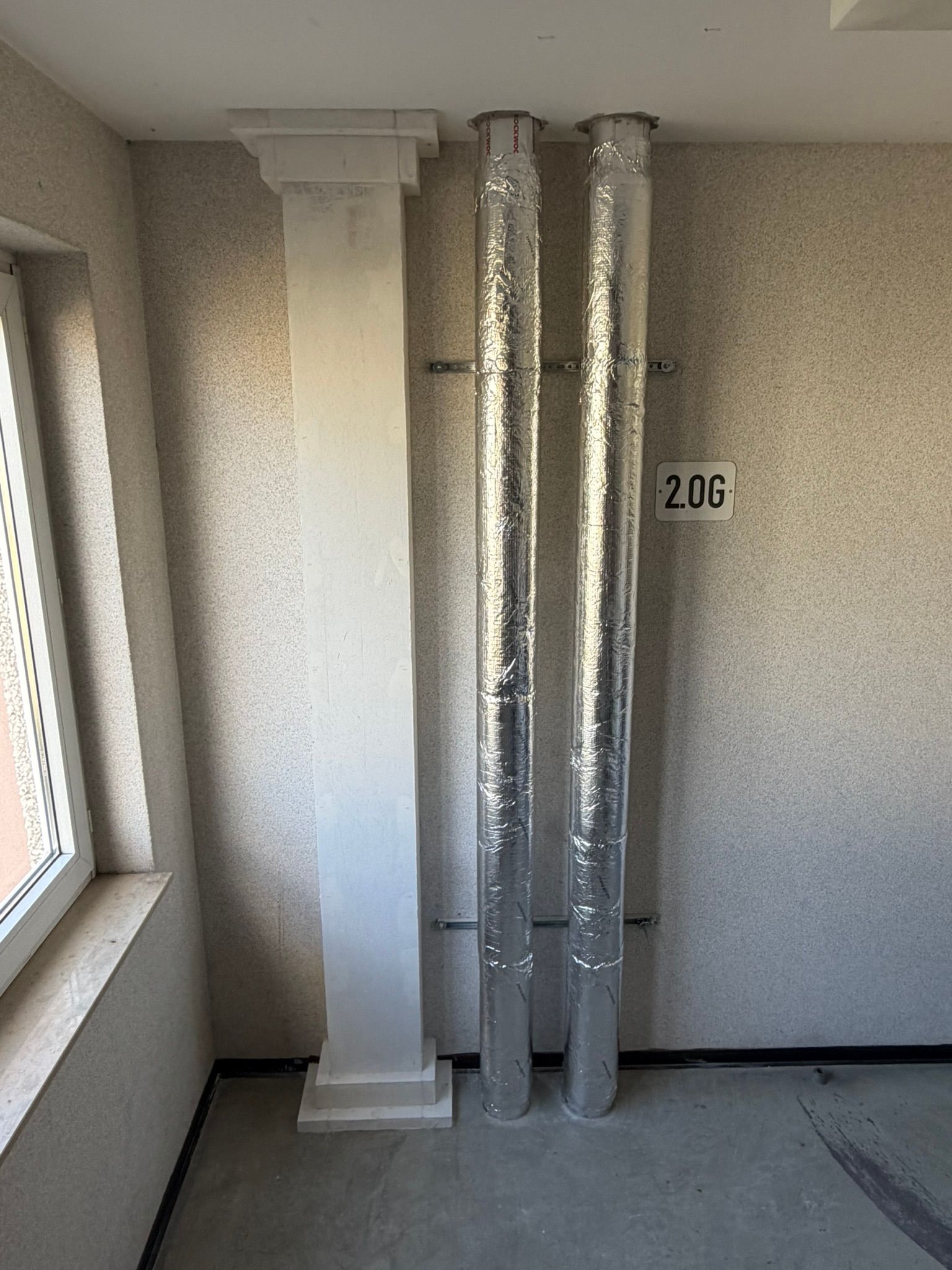 Brandschutzkanäle und gedämmte Leitungen in einem Technikbereich