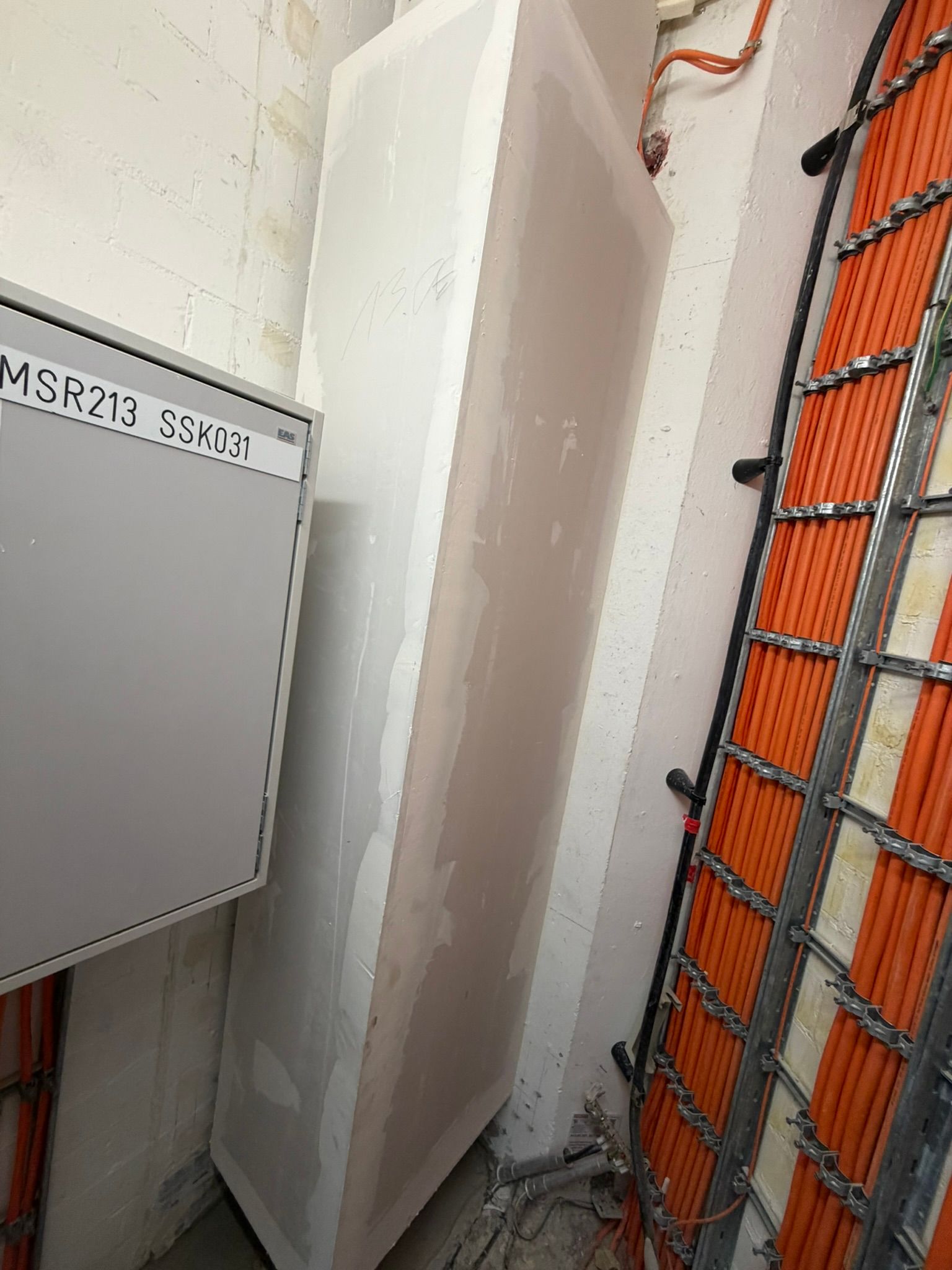Trockenbau-Verkleidung eines Installationsschachts mit Kabeltrasse